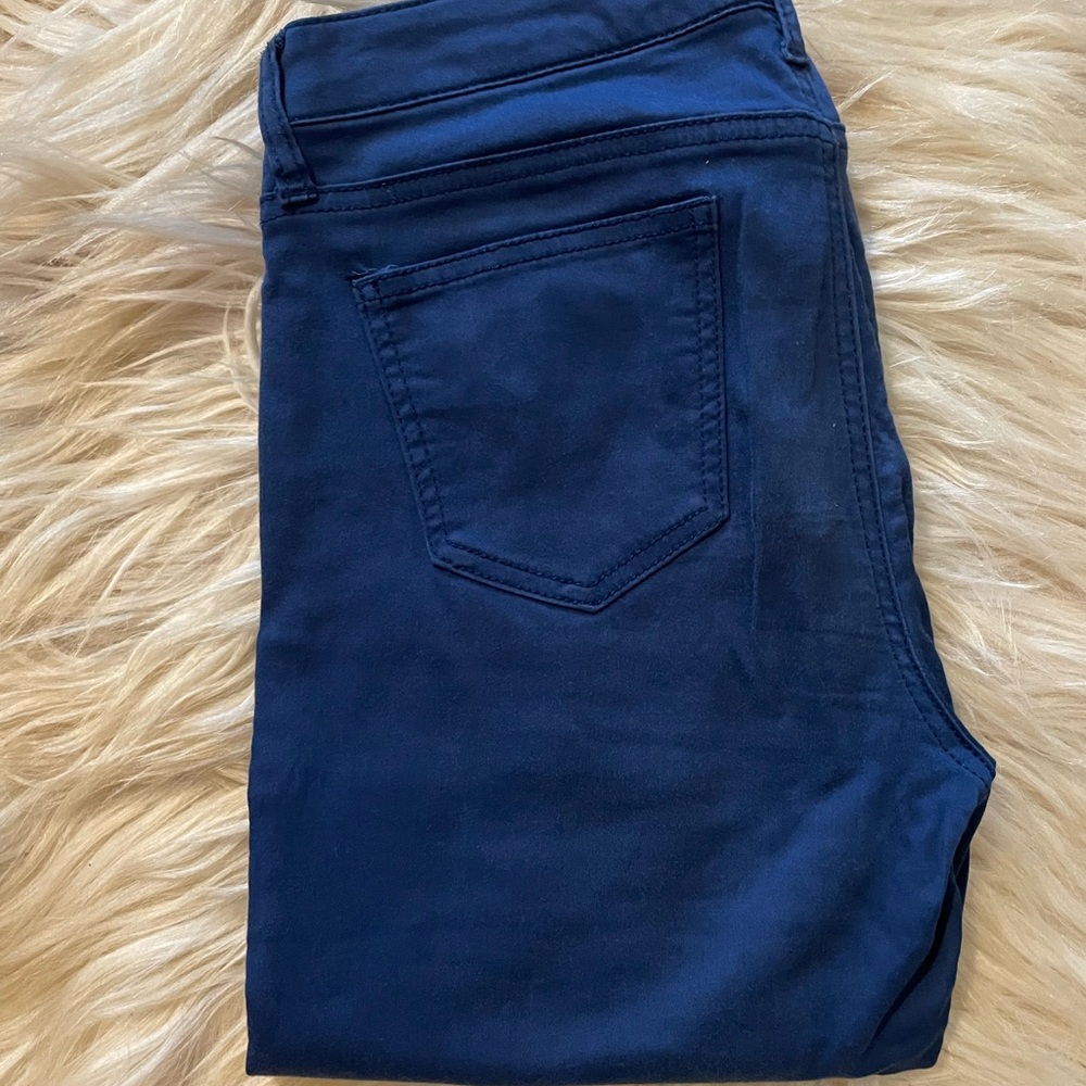 Blue skinny pants.